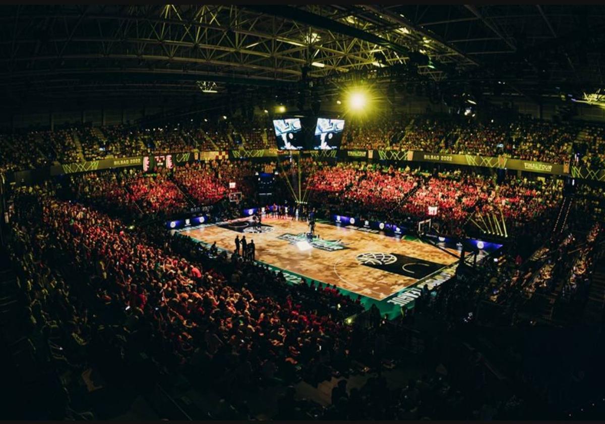 Un juego de luces espectacular en la presentación de equipos en la final de la Champions de 2022 en Bilbao.