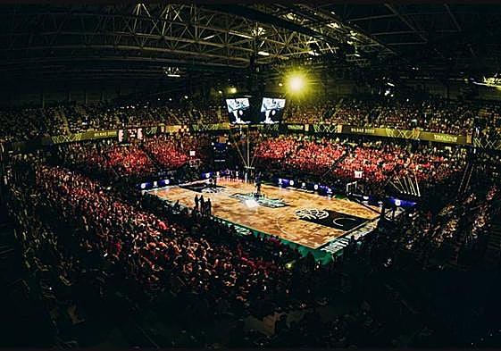 Un juego de luces espectacular en la presentación de equipos en la final de la Champions de 2022 en Bilbao.