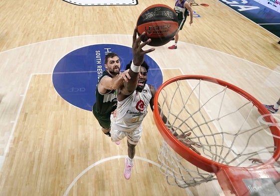 La pelea entre Kravish y Mekowulu bajo los tableros, en el duelo de la primera vuelta entre el Unicaja y el Casademont Zaragoza.