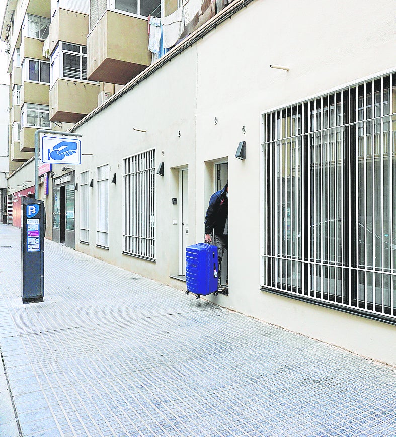 Un turista entra en un bajo reconvertido en vivienda turística, en la calle San Andrés.