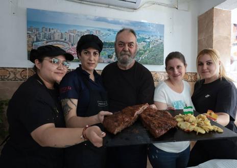 Imagen secundaria 1 - Cachopo cortado. Equipo del bar Pileta. Bocadillo Fidel