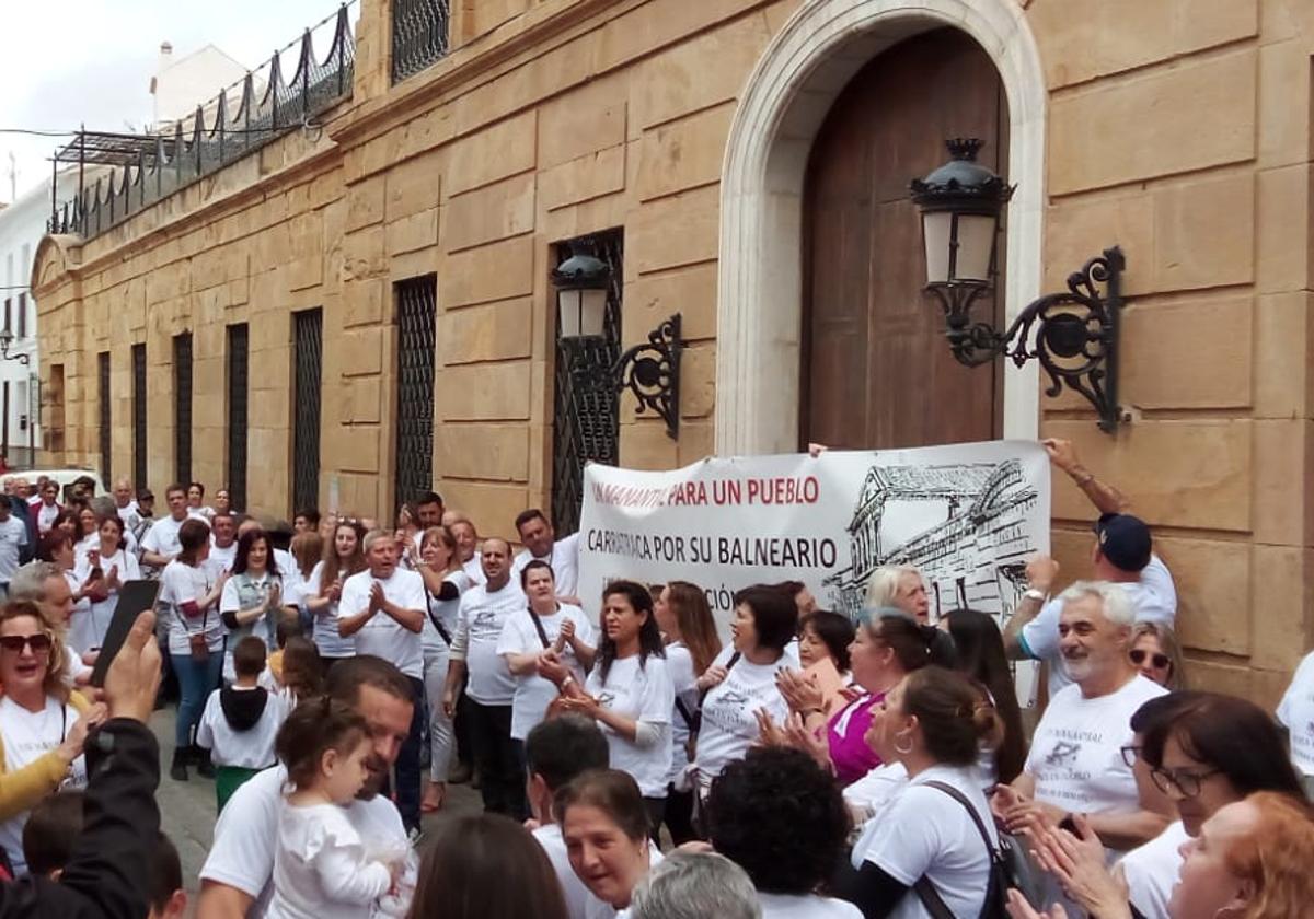 Movilización vecinal a las puertas del balneario de Carratraca.