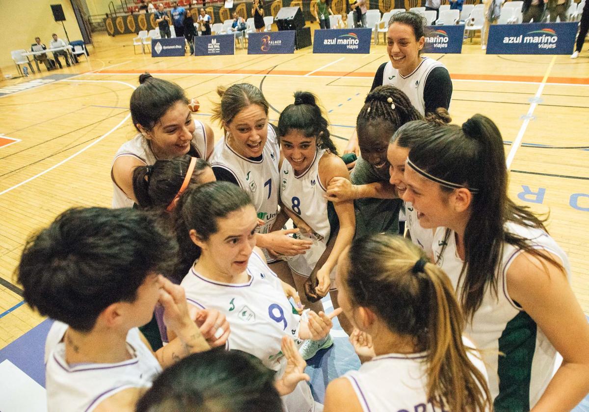 Las jugadoras del Unicaja celebran la victoria en uno de los partidos de la fase de ascenso.