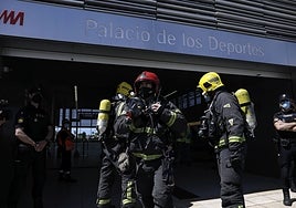 Bomberos, durante un simulacro en la estación del metro.