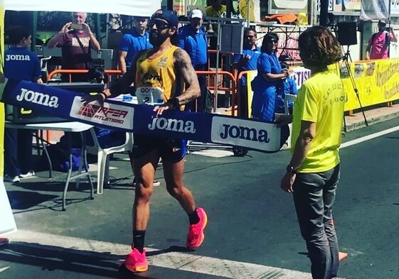 Antonio Jesús Aguilar, en el momento de superar la línea de meta en Burjassot como ganador de la prueba.