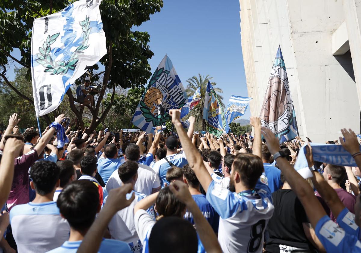 Aficionados del Málaga ya realizaron un recibimiento al equipo antes del último partido en La Rosaleda, que acabó con victoria sobre el Cartagena.