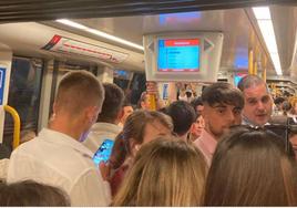 Un vagón del metro lleno de viajeros durante la pasada Semana Santa.