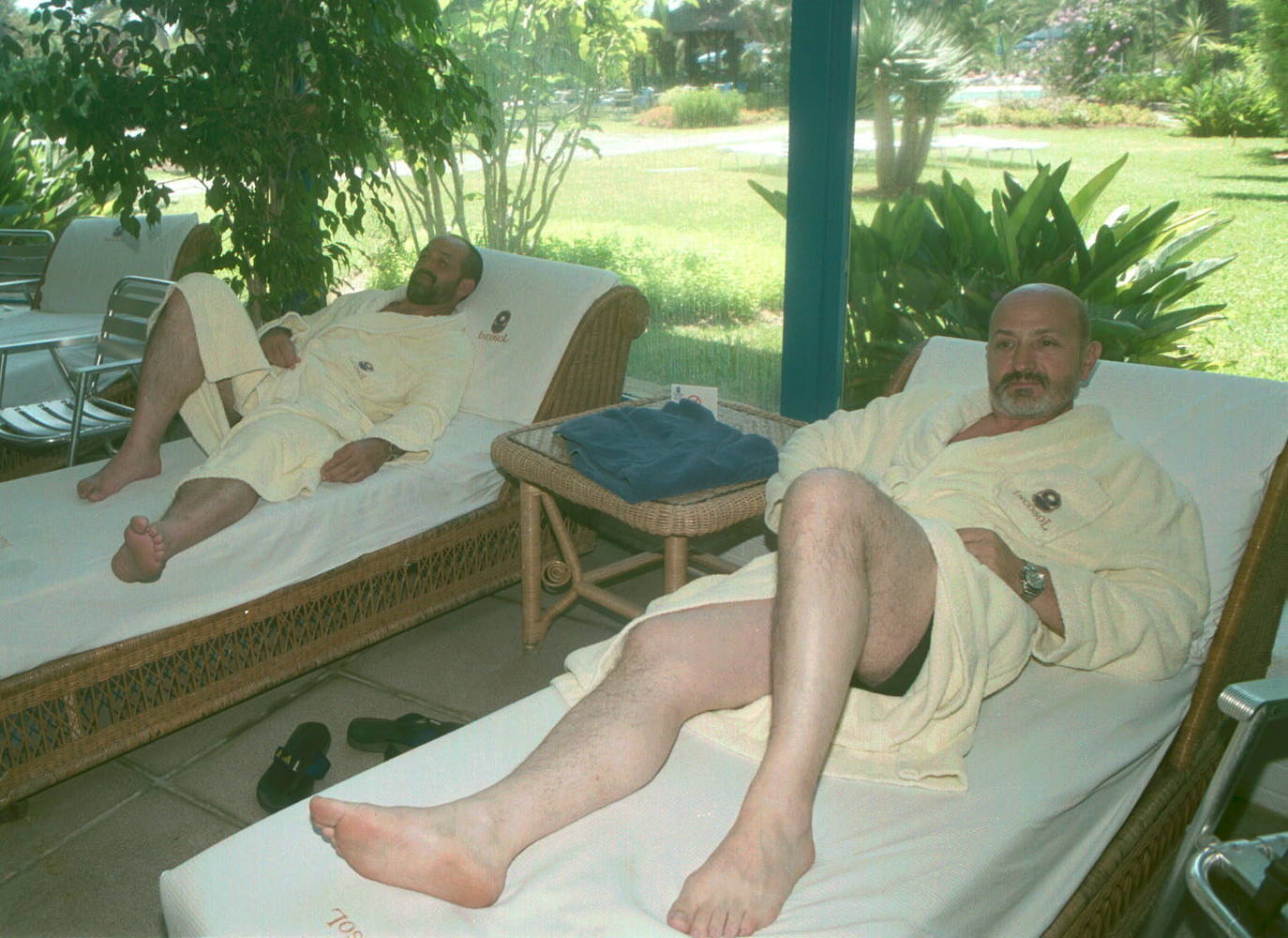 Juan Oiarzabal, alpinista vasco y primer español en coronar la cima más alte del mundo, el Everest sin necesidad de oxígeno adicional, se repone en el hotel Incosol. En la foto, descanso junto al jacuzzi (2001)