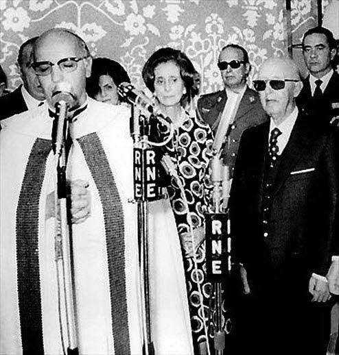 El 6 de abril de 1973, Franco inaugura Incosol en Marbella. En la foto, momento de la bendicion del complejo hotelero y sanitario, por el Obispo de malaga, monseñor Ángel Suquia Goicochea. En presencia de Franco y su esposa, Carmen Polo.