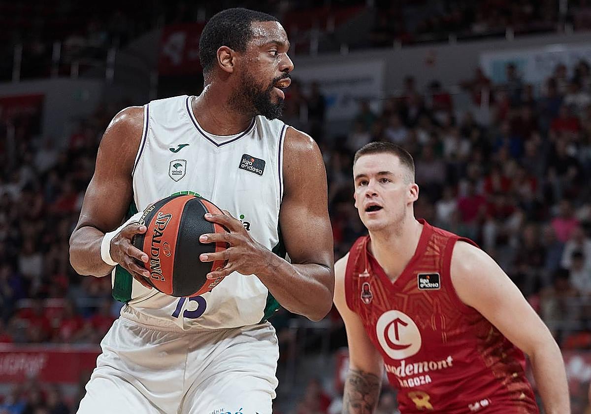 Will Thomas sujeta el balón ante Radoncic en el partido ante el Zaragoza.