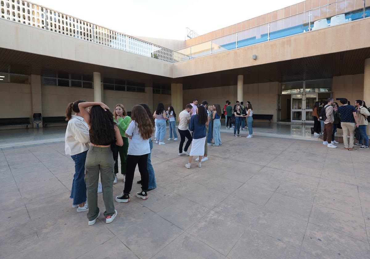 Estudiantes, en la entrada de la Facultad de Medicina, que incrementa en 22 el número de alumnos de nuevo ingreso, hasta 162.