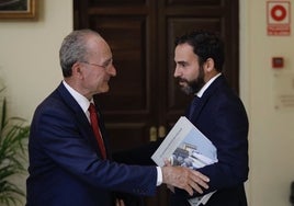 De la Torre y Pérez charlan en el pasillo de la planta noble de la Casona.