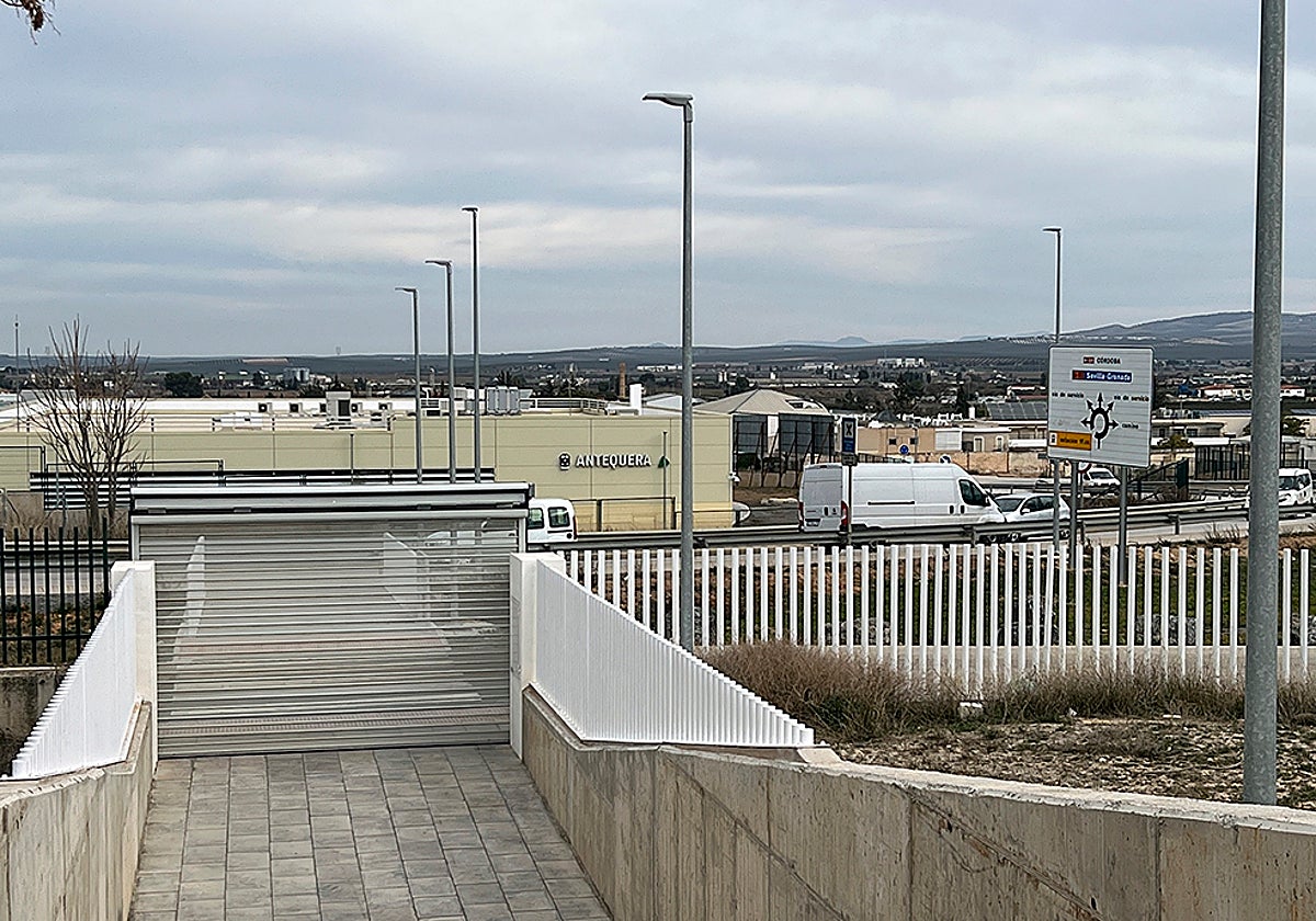 El pasaje comunica la antigua con la nueva estación, pero hay dos vallas que impiden llegar
