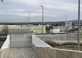 El pasaje comunica la antigua con la nueva estación, pero hay dos vallas que impiden llegar