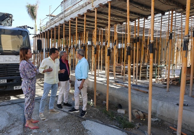 La concejala de Contrtación, el alcalde y el arquitecto municipal, este martes en una visita a las obras del tanatorio.