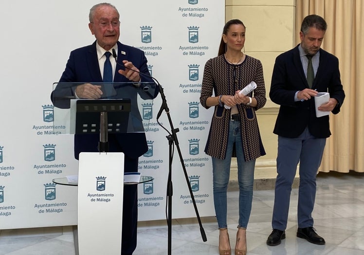 De la Torre junto a Pérez de Siles y Conde, en la rueda de prensa previa al pleno, ayer.