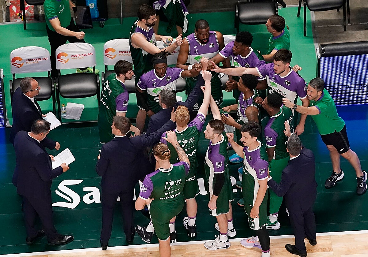 La plantilla del Unicaja hace piña antes de comenzar un partido.