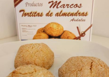 Imagen secundaria 1 - En la primera imagen, fachada de Productos Marcos. En la segunda, tortitas de Productos Marcos y en la última, tortitas de Horno Villaverde