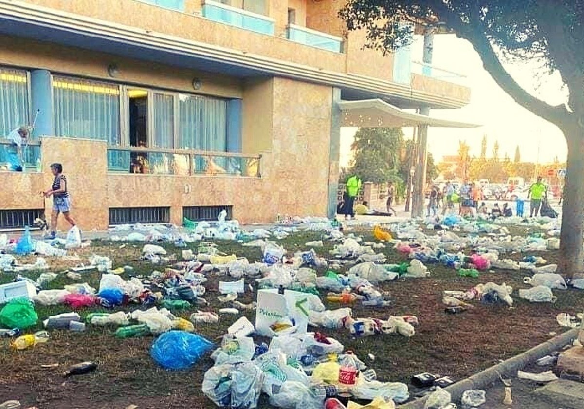 Imagen del estado en el que quedaron las calles tras el último festival Elrow en Torre del Mar.