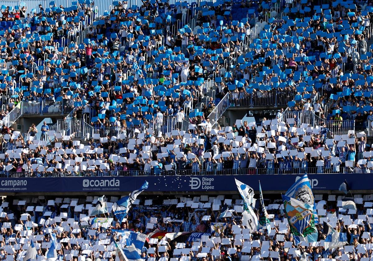 La afición malaguista realiza un mosaico blanquiazul en el último partido en La Rosaleda contra el Cartagena.