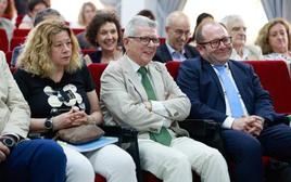 Díez Ripollés, en el centro, durante el homenaje en la Facultad de Derecho.