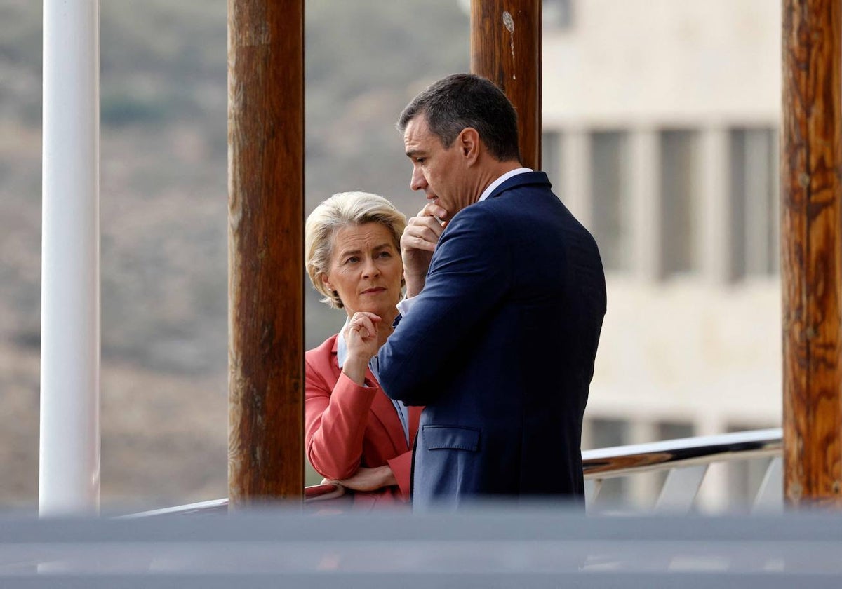 Pedro Sánchez y Ursula von der Leyen, en un encuentro en Alicante el año pasado.