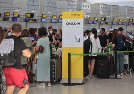 Turistas hacen cola ante los mostradores de facturación del aeropuerto de Málaga.