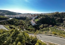 Fincas en el cauce del río Algarrobo, junto al casco urbano del municipio axárquico.