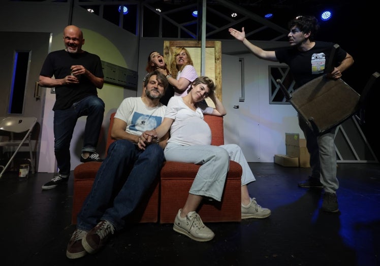 El elenco, durante los ensayos en el escenario de La Cochera Cabaret.