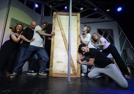 Carmen Baquero, Álvaro Carrero, Salva Reina, Rocío Rubio, Andrés Suárez y Natalia Roig, en los ensayos de la obra.