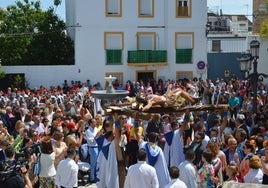 Procesión del Cristo de la VeraCruz en Coín, junto a los Regulares de Ceuta.