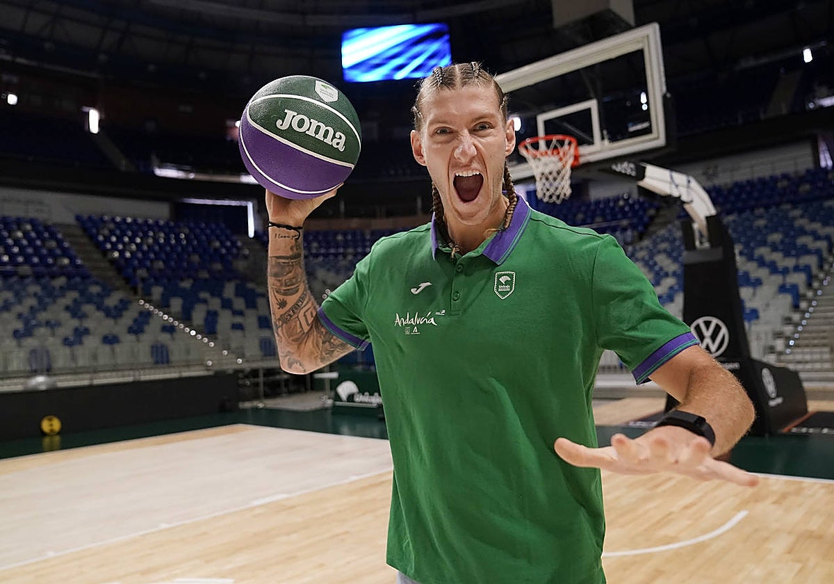 Dylan Osetkowski posa este viernes en la pista del Martín Carpena.