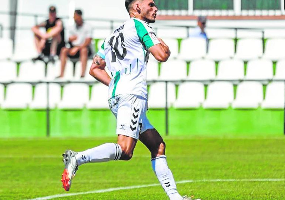 Javi Amaya, del Juventud de Torremolinos, tras un remate.