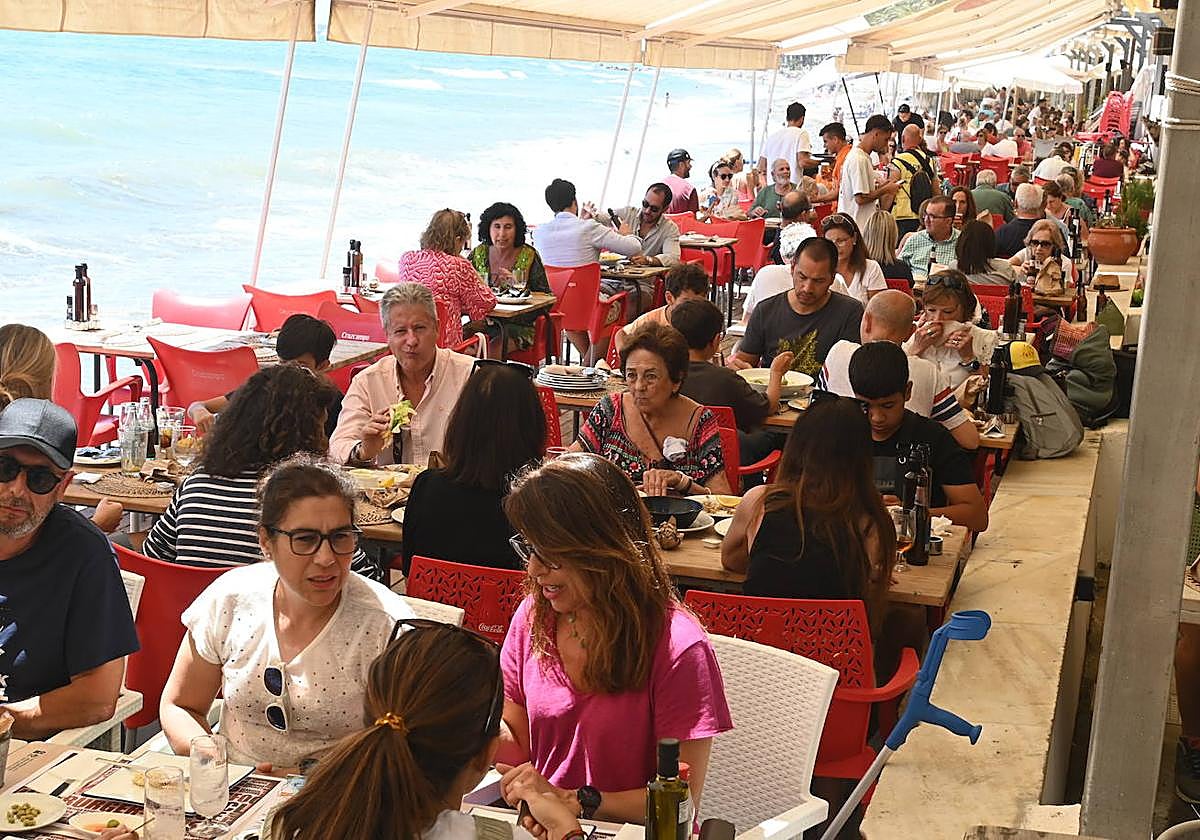 Lleno en playas y chiringuitos de Málaga en el puente de mayo