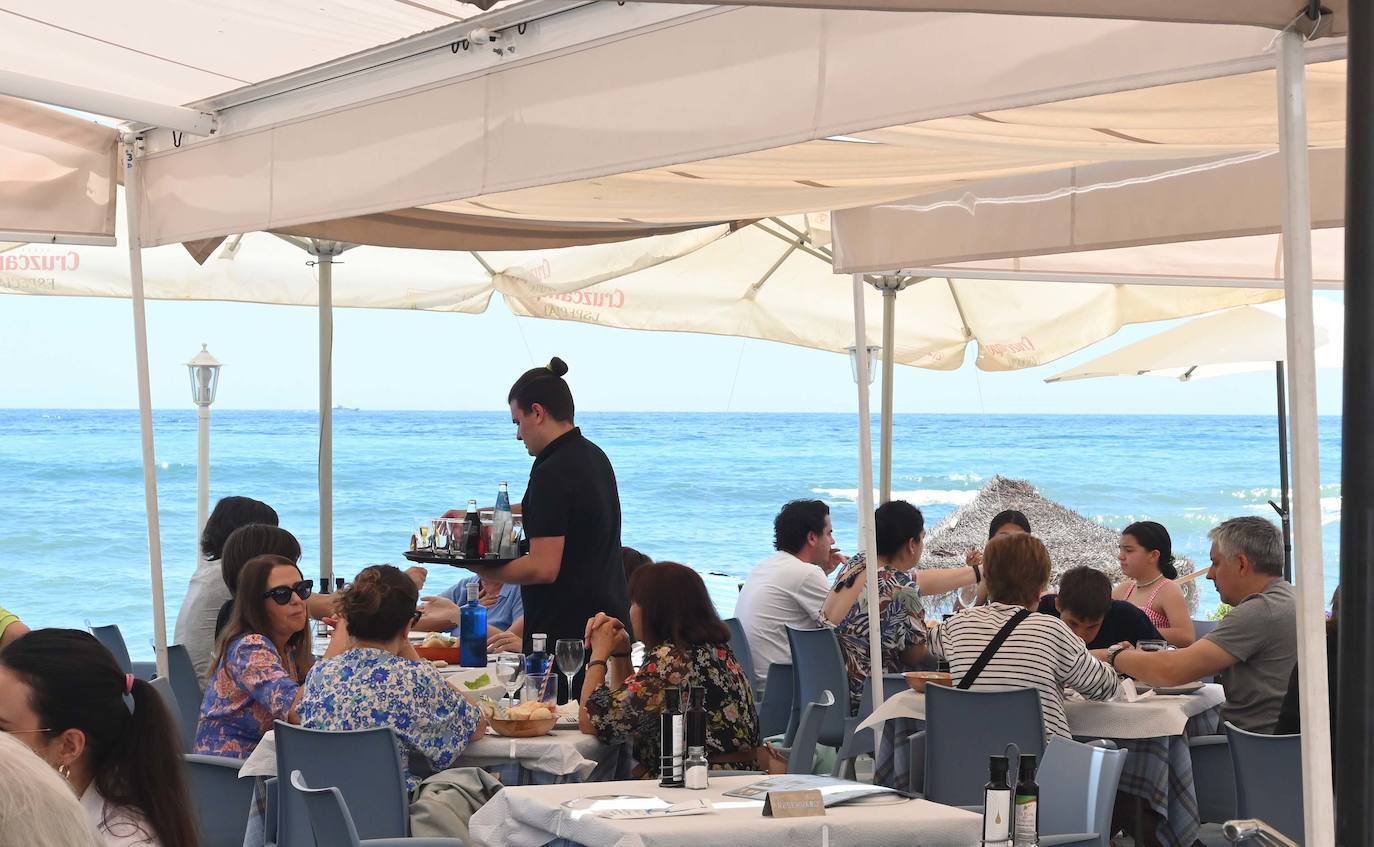 Lleno en playas y chiringuitos de Málaga en el puente de mayo