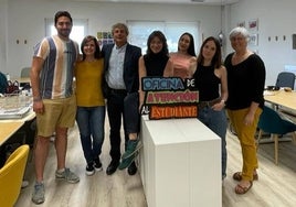 Los organizadores de la III Jornadas Alumnae, en la Oficina de Atención al Estudiante.