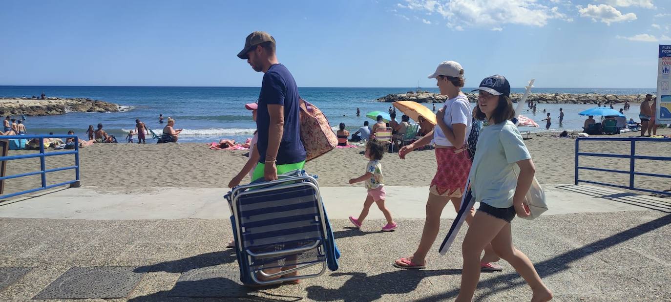 Familia llegando a la playa de Pedregalejo.