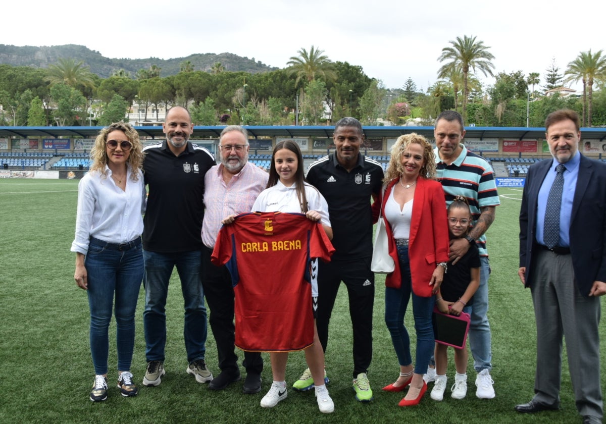 Los exfutblistas Salva y Catanha, junto a Carla Baena, sus padres y el alcalde de Alhaurín de la Torre, Joaquín Villanova, en Los Manantiales este sábado.