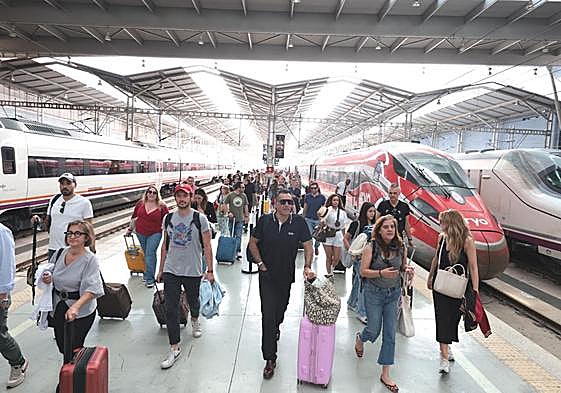 Los trenes AVE procedentes de Madrid llegaban llenos de turistas.
