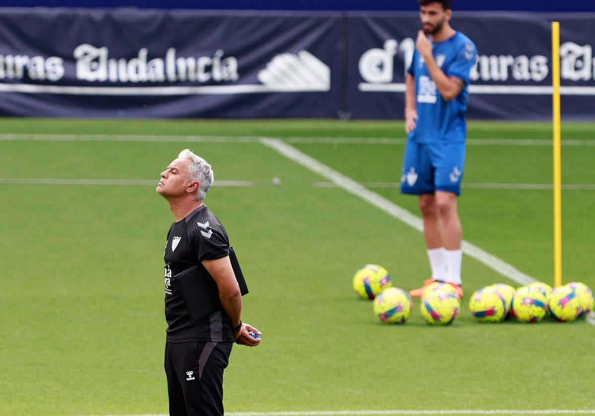 Sergio Pellicer sigue atentamente el entrenamiento del viernes.