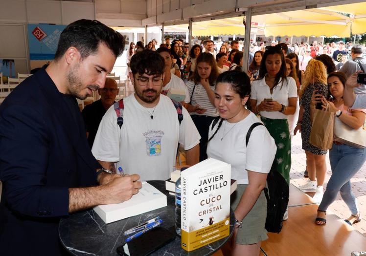 Imagen principal - Javier Castillo llena la Feria del Libro de Málaga