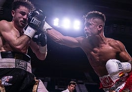 Samuel Molina (derecha), en su combate ante Rikar Urrutia.