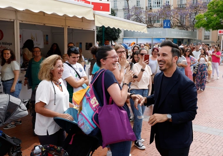 Javier Castillo, al llegar a la firma de ejemplares, junto a la cola de sus seguidores.