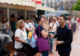 Javier Castillo, al llegar a la firma de ejemplares, junto a la cola de sus seguidores.