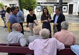 El ministro de Agricultura, Luis Planas, este domingo en Torrox departiendo con un grupo de jubilados en la plaza de la Constitución.