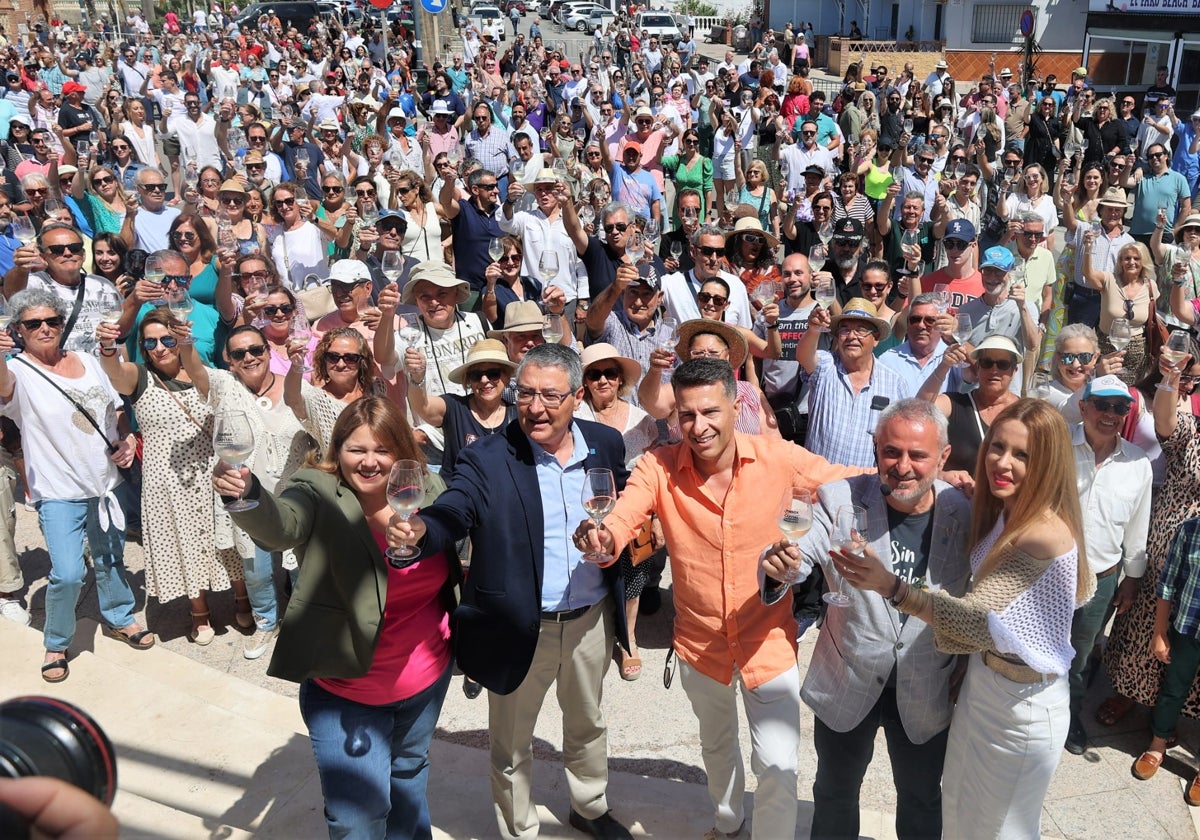 Autoridades locales y de la provincia, este lunes festivo brindando en Torrox.