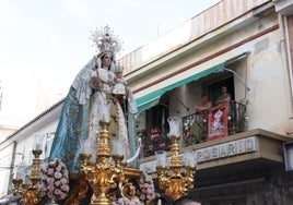 La Patrona de El Palo, presidiendo el rezo del rosario el pasado año.