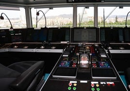 Puente de mando del ferry 'Rusadir', con el Centro de Málaga al fondo.