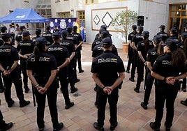 Agentes de la Policía Nacional, durante la operación de refuerzo el pasado verano en Málaga.