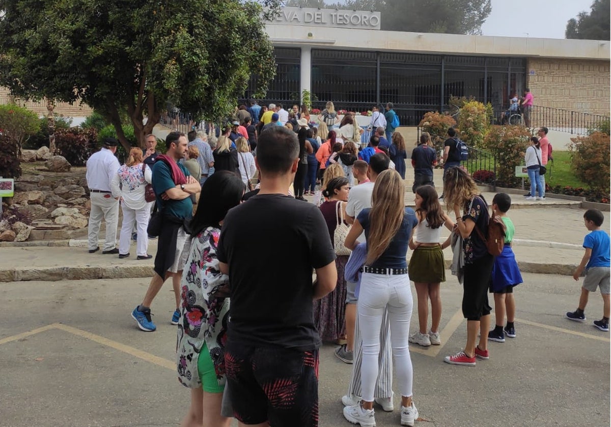 Visitantes, en el acceso a la cavidad durante este puentes festivo.